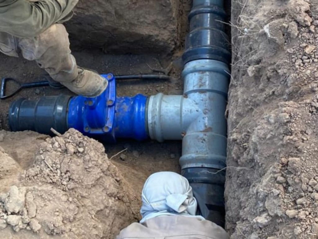 Pieza de PVC en Instalación hidráulica para riego agrícola