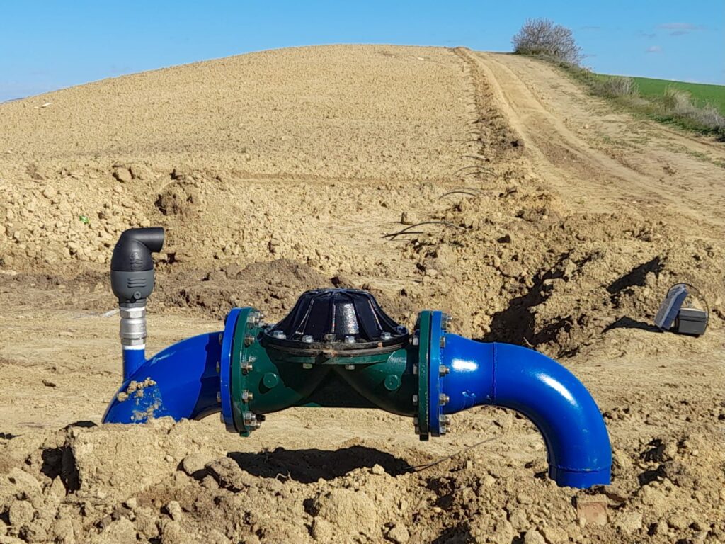 Válvula metálica marca Ris instalada en sistema hidráulico