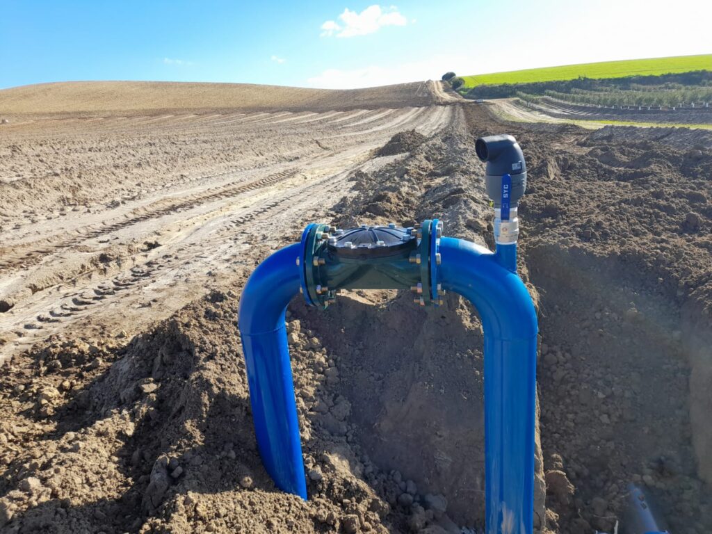 Valvula metálica color ver instalada en sistema para riego agropecuario argentino