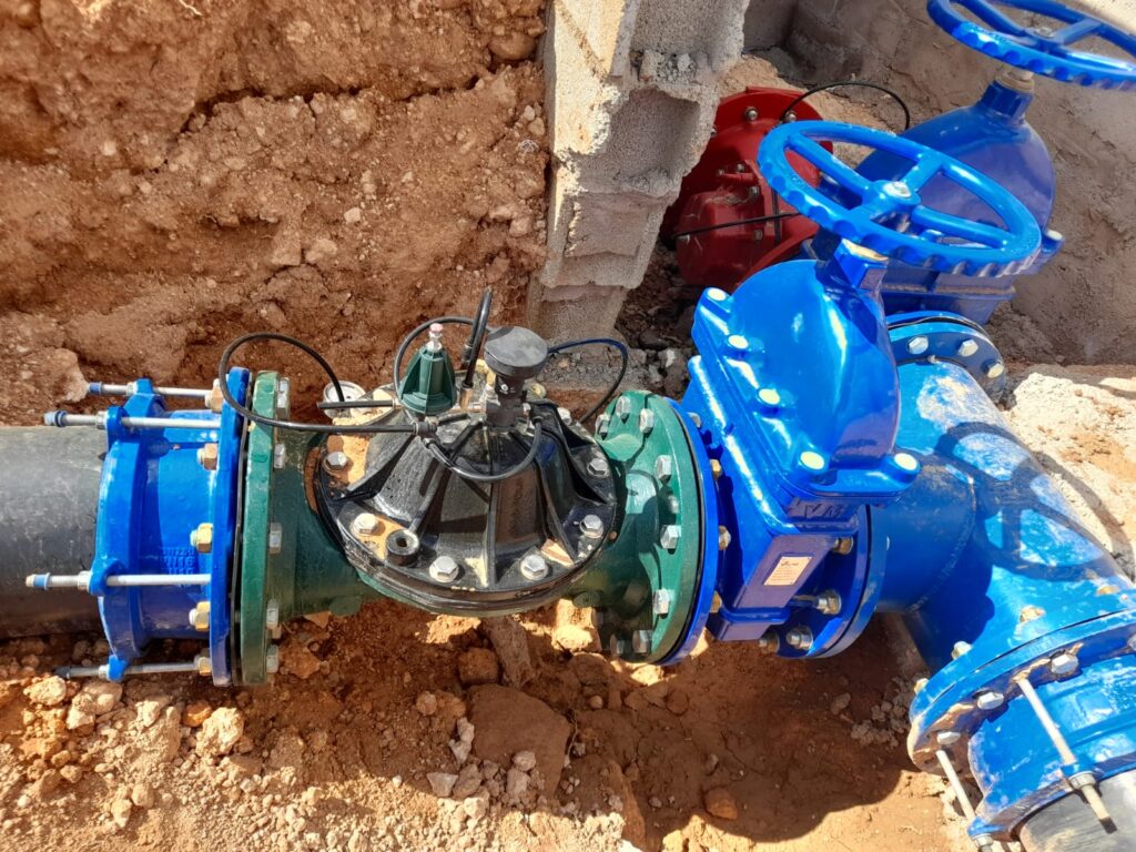 Válvula de aire metálica marca Ris con filtro color verde, instalado en sistema de riego para el campo argentino